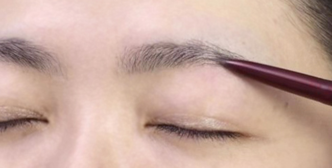 眉メイク仕上げ